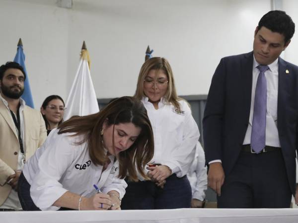Los consejeros del Consejo Nacional Electoral (CNE), Cossette López (i) Ana Paola Hall (c) y Marlon Ochoa (d) asisten a la firma de la impresión de las papeletas para las elecciones generales de Honduras este viernes, en Tegucigalpa (Honduras).