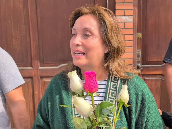 La expresidenta de Perú, Dina Boluarte, habla con simpatizantes este sábado, en Lima, Perú.