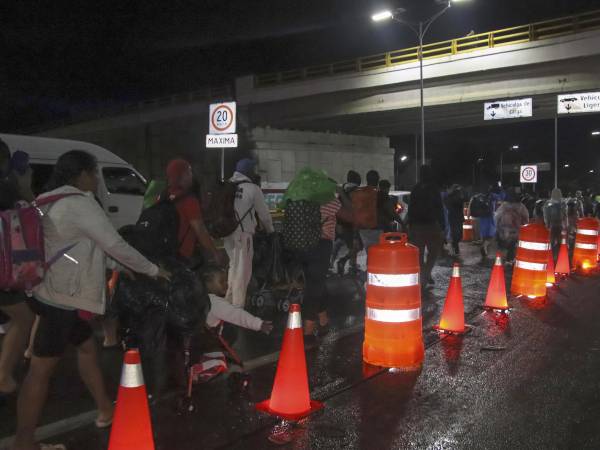 Personas caminan en caravana durante la noche de ayer domingo, en Tapachula, Chiapas (México). La caravana Fe y Esperanza, conformada por más de 600 migrantes de Honduras, El Salvador, Guatemala, Ecuador y Haití. EFE/Juan Manuel Blanco