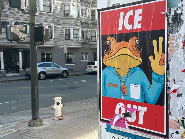 Fotografía de un cartel con la imagen del sapo concho entre la frase 'ICE Out' (Fuera ICE) colgado en una calle este jueves en San Francisco, California (EE.UU.). El sapo concho, un anfibio endémico de Puerto Rico en peligro crítico de extinción y Bad Bunny ha utilizado como símbolo autóctono de su reciente gira, ha emergido en la calles de San Francisco en forma de cartel de protesta anti-ICE días antes del Super Bowl.