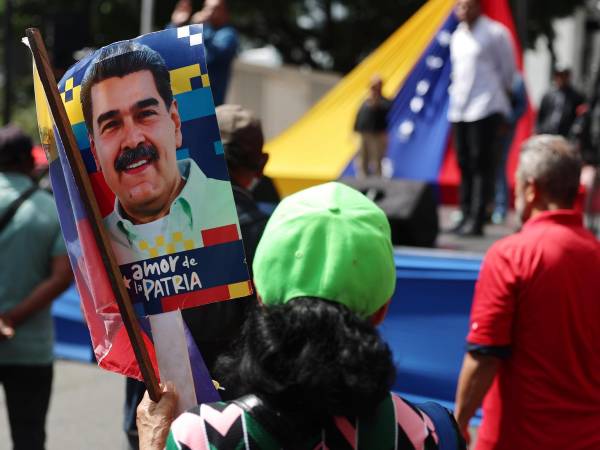 Una simpatizante del oficialismo sostiene un cartel con la imagen del presidente de Venezuela, Nicolás Maduro, este sábado en Caracas (Venezuela). Chavistas salieron a las calles del centro de Caracas para exigir que devuelvan al mandatario venezolano, Nicolás Maduro, luego de que el líder estadounidense, Donald Trump, anunciara la captura del gobernante suramericano en medio de un ataque con misiles durante la madrugada de hoy contra la capital venezolana y otras zonas del país.