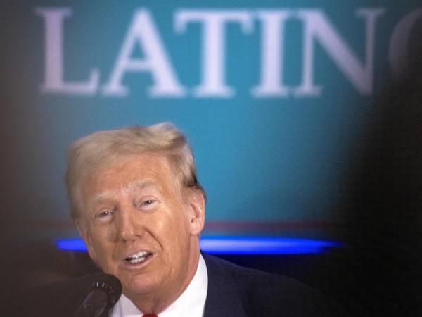 Fotografía de archivo del 22 de octubre de 2024 que muestra al expresidente de Estados Unidos y candidato presidencial republicano para 2024, Donald Trump, hablando durante una mesa redonda con líderes latinos en el complejo turístico Trump National Doral en Miami, Florida (EE.UU.). EFE/EPA/CRISTOBAL HERRERA-ULASHKEVICH