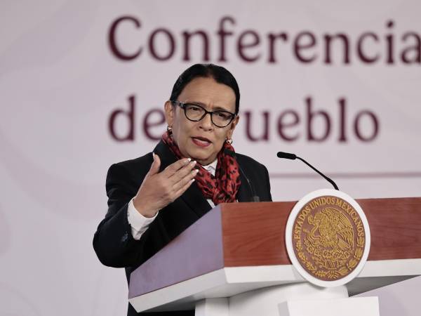 La secretaria de Gobernación, Rosa Icela Rodríguez, habla durante una rueda de prensa este viernes, en Palacio Nacional de la Ciudad de México (México). EFE/José Méndez