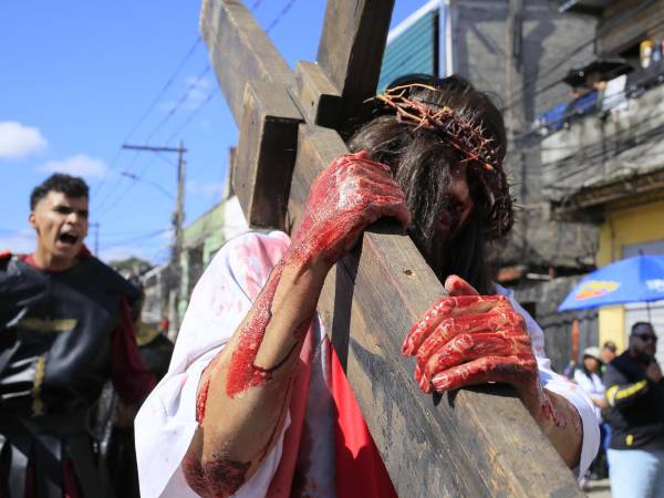 Una persona que representa a Jesús participa en el viacrucis de Semana Santa este viernes, en Tegucigalpa (Honduras). EFE/ Gustavo Amador