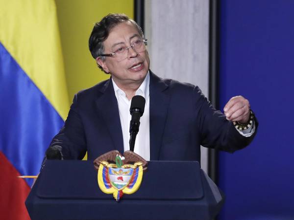 El presidente de Colombia, Gustavo Petro, habla durante una rueda de prensa a medios internacionales este jueves, en Bogotá (Colombia).