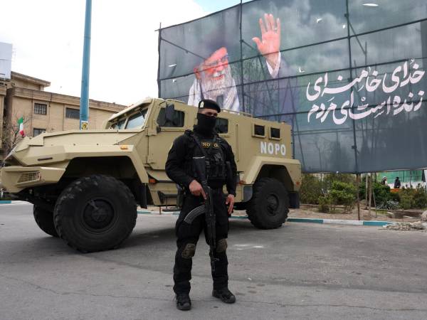 Un miembro de las fuerzas de seguridad iraníes monta guardia junto a una pancarta en honor al exlíder supremo iraní Ali Jamenei, en Teherán, Irán, este lunes. Una operación militar conjunta de Estados Unidos e Israel, iniciada el 28 de febrero, continúa atacando objetivos estratégicos en todo Irán.-EFE/ Abedin Taherkenareh