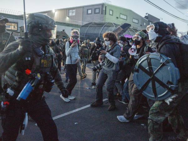 El DHS y ICE compartieron imágenes de la protesta del viernes por la noche en la que agentes migratorios y policías detienen a manifestantes y los tiran al suelo.