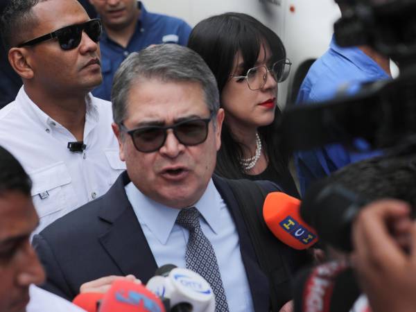 El expresidente de Honduras Juan Orlando Hernández hablando con periodistas a su llegada a la Corte Suprema de Justicia.