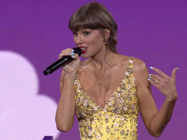 Aunque Taylor Swift suele lucir joyas de grandes marcas, a veces también utiliza piezas más accesibles.