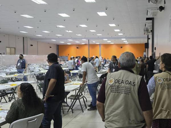 Fotografía cedida que muestra a personas durante el escrutinio especial este 18 de diciembre de 2025, en Tegucigalpa (Honduras).