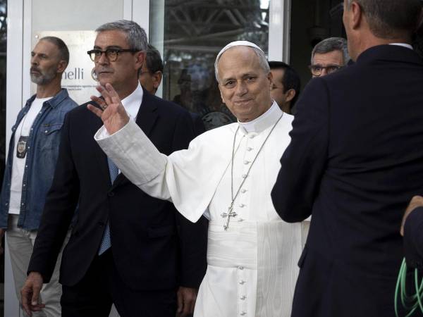 El papa León XIV abadona el hospital Policlínico Gemelli de Roma tras recibir el alta médica. EFE/EPA/MASSIMO PERCOSSI