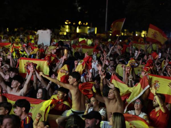 Aficionados de la selección española celebran en la plaza de Colón de Madrid la victoria del mundial 2026 tras derrotar a Argentina en la final que han disputado este domingo en el estadio MetLife de Nueva Jersey. EFE/J.J.Guillen