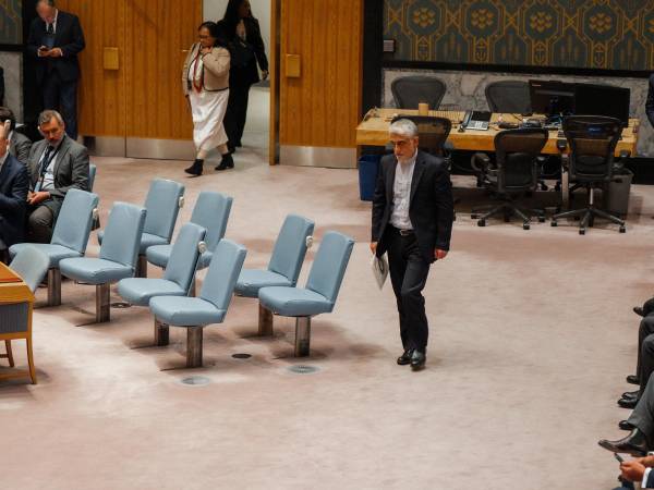 El embajador de Irán ante las Naciones Unidas, Amir Saeid Iravani, asiste a una sesión de emergencia del Consejo de Seguridad de la ONU en Nueva York.