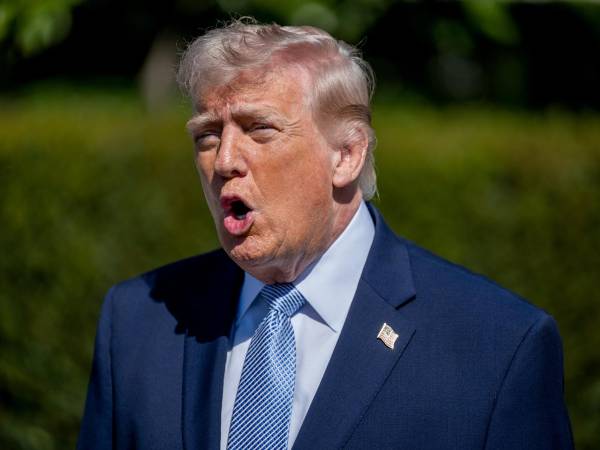 El presidente de Estados Unidos, Donald Trump, habla con miembros de la prensa durante el tradicional Easter Egg Roll en el Jardín Sur de la Casa Blanca en Washington. EFE/DANIEL HEUER