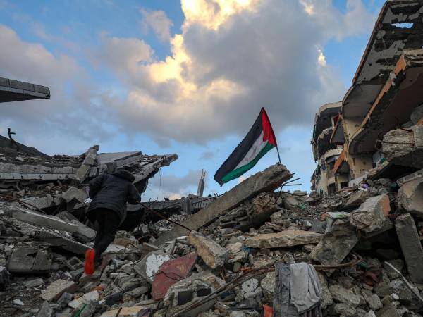 Una bandera palestina ondea entre las ruinas de edificios en el barrio de Sheikh Radwan de la ciudad de Gaza, en la Franja de Gaza, en una imagen del 10 de diciembre de 2025.