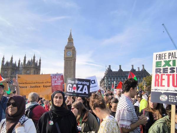 Cientos de miles de personas se manifiestan tras el acuerdo de alto el fuego en Gaza alcanzado entre Israel y Hamás por mediaciòn del presidente de Estados Unidos, Donald Trump.