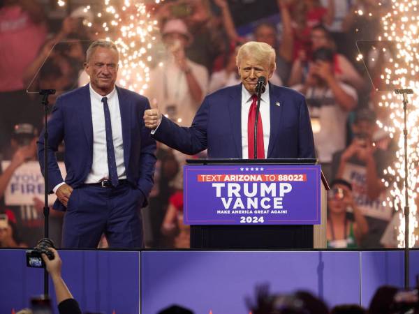 El candidato republicano a la presidencia de Estados Unidos en los comicios de noviembre, Donald Trump, junto al exaspirante independiente a la Casa Blanca, Robert Kennedy Jr.