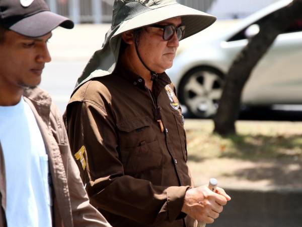 El padre ha sido acompañado por colaboradores y resguardado por la Policía Nacional durante el recorrido.