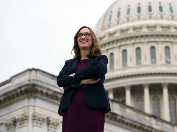 La representante electa de EE. UU. Sarah McBride posa durante una sesión fotográfica con los recién elegidos miembros de la Cámara de Representantes de EE. UU. en las escaleras del Capitolio.