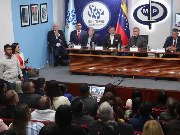El fiscal general de Venezuela, Tarek William Saab (2-d), habla durante una rueda de prensa este martes, en Caracas (Venezuela).