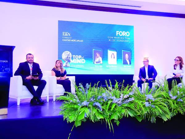 <b>El moderador German Briceño, editor web de LA PRENSA; Emma Mejía, directora de Mercadeo Corporativo UTH; Allan Deware, Ceo del Grupo Deware Pinturas Americanas, y Gina Villamizar, vicepresidenta comercial de Diunsa. Fotos: M.Cubas</b>