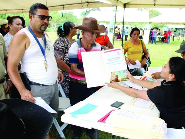 <b>En un acto especial en la aldea de Tepusteca entregaron los títulos de propiedad.</b>
