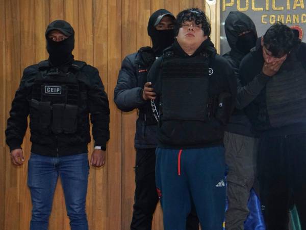 AME3752. LA PAZ (BOLIVIA), 01/09/2026.- Integrantes de la Policía de Bolivia presentan a Jhonsson Smit Cruz Torres, apodado John Pulpo (d), considerado el principal líder de la banda criminal Los Pulpos, quien fue capturado este martes, en La Paz (Bolivia). EFE/STR
