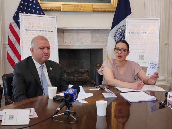 Los comisionados de Inmigración y de Protección al Consumidor y Trabajadores de la ciudad de Nueva York, Manuel Castro (i) y Vilda Vera Mayuga, hablan durante una conferencia de prensa en Nueva York.