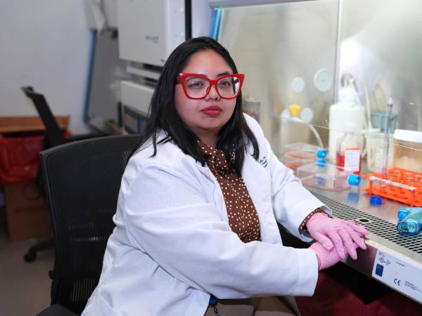 La científica nicaragüense Lee Seng Lau posando durante una entrevista con EFE en la Universidad Internacional de Florida (FIU) en Miami (Estados Unidos). EFE/Alberto Boal