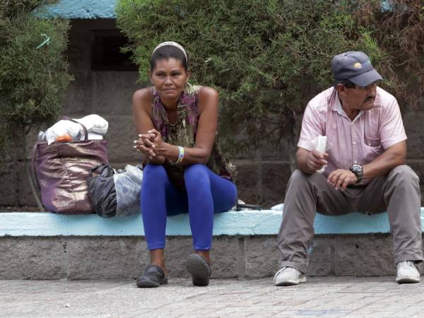 Ciudadanos hondureños descansan en una calle este miércoles en Tegucigalpa (Honduras).