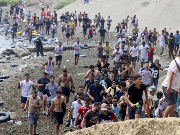 El caos se apoderó este jueves de la frontera entre Ceuta y Marruecos cuando varios miles de personas irrumpieron en la ciudad de Fnideq (Castillejos, norte) para intentar entrar a nado a pie en la ciudad autónoma española, en la mayor crisis migratoria bilateral al menos desde 2021.