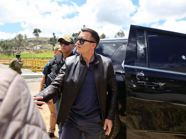 El Gobierno de Ecuador denunció el martes un presunto intento de asesinato contra el presidente Daniel Noboa, después de que la caravana en la que se movilizaba para llegar a un acto en el sur del país fuera atacada por supuestos manifestantes.