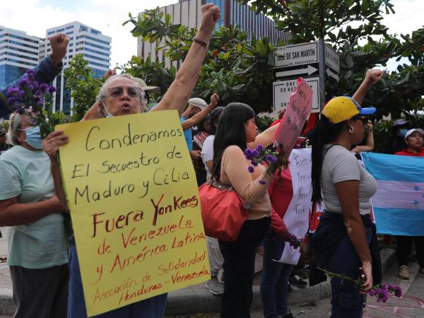 Simpatizantes del Frente Nacional de Resistencia Popular participan en una manifestación para pedir la libertad del presidente de Venezuela, Nicolás Maduro, y de su esposa, Cilia Flores, frente a la Embajada de Estados Unidos, este domingo, en Tegucigalpa (Honduras).