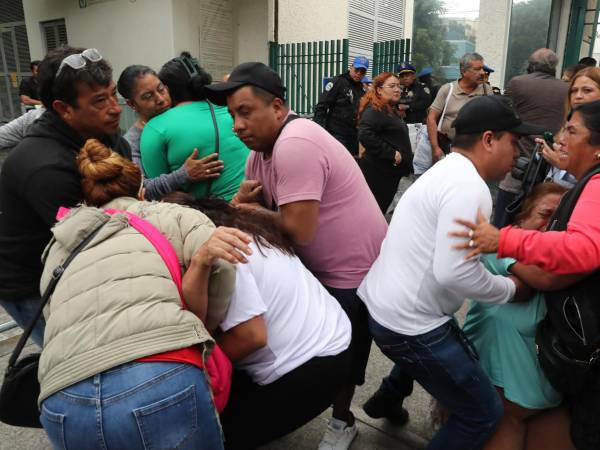 Autoridades de la Ciudad de México informaron este viernes que asciende a diez el número de personas fallecidas por la explosión de un camión de gas con capacidad de 49.500 litros, que se volcó y estalló en la alcaldía Iztapalapa, aparentemente tras chocar contra un “objeto sólido” que provocó una fuga.