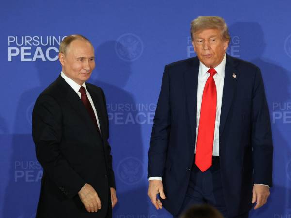 El presidente de Rusia, Vladimir Putin (i), y su homólogo de Estados Unidos, Donald Trump, en agosto de 2025 durante su reunión en Anchorage (Estados Unidos). EFE/ Octavio Guzmán