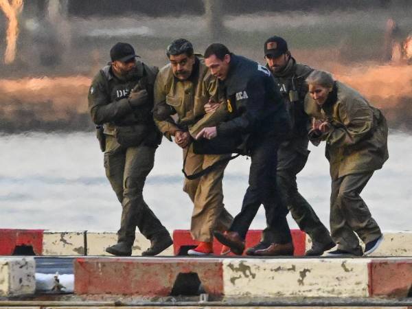 El presidente de Venezuela, Nicolás Maduro (2-i) y su esposa, Cilia Flores (d), llegan al helipuerto de Wall Street este lunes, para ser traslados al tribunal federal en Nueva York (EE.UU.). EFE/ Stringer