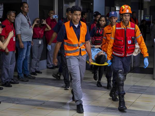 Miles de venezolanos participaron este sábado en un simulacro convocado por el Gobierno para prepararse ante desastres naturales o un conflicto armado.