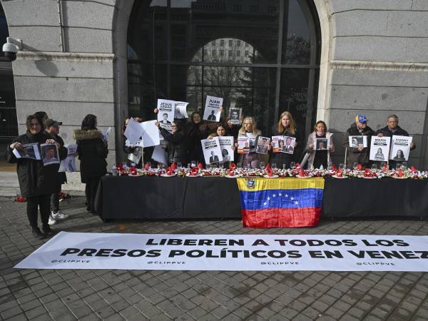 La diáspora venezolana organiza en Madrid la Mesa de los que esperan para visibilizar la ausencia de los presos políticos en las fiestas de Navidad.