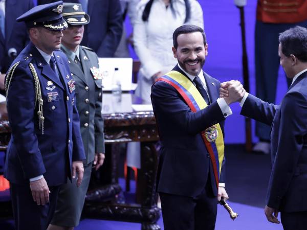 Abelardo de la Espriella saluda al presidente del Senado, Honorio Miguel Henríquez Pinedo, tras jurar como presidente de Colombia para el periodo 2026-2030, este viernes en Cali (Colombia).