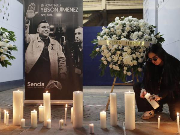 Una seguidora del cantante colombiano Yeison Jiménez enciende velas durante un homenaje este domingo, en el estadio El Campín en Bogotá (Colombia). Miles de personas se congregaron a las afueras del estadio El Campín para rendir homenaje al cantante colombiano Yeison Jiménez, fallecido el sábado en un accidente aéreo junto con otras cinco personas, en un acto espontáneo que terminó convertido en una celebración colectiva de su vida y su música.