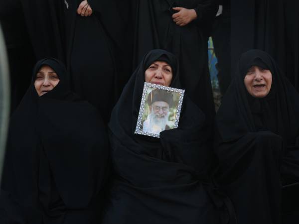 Una mujer sostiene una imagen del líder supremo de Irán, el ayatolá Ali Jameneí, tras su muerte, en una la plaza de Teherán, Irán, el 1 de marzo de 2026. EFE/EPA/ABEDIN TAHERKENAREH