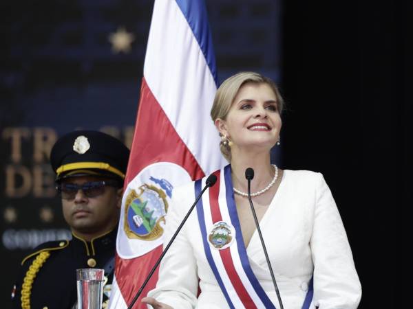 La presidenta electa de Costa Rica, Laura Fernández, habla en su ceremonia de investidura para el periodo 2026-2030, este viernes, en el Estadio Nacional de San José (Costa Rica).