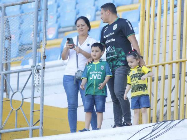 Los aficionados empiezan a llegar al recinto sampedrano previo al derbi.