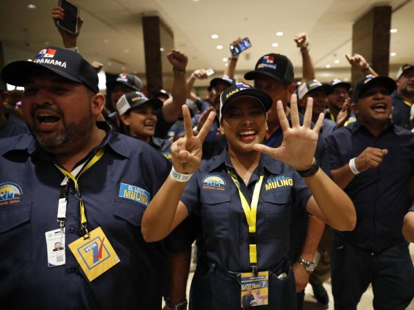 Simpatizantes del candidato José Raúl Mulino, el delfín del inhabilitado exgobernante Ricardo Martinelli, celebran los primeros resultados en la sede de campaña del candidato este domingo, en Ciudad de Panamá (Panamá). EFE