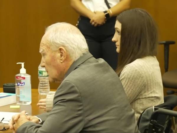 El abogado de Lindsay Clancy, Kevin Reddington, consideró este viernes haber ganado el juicio por asesinato que fue declarado hoy nulo por la incapacidad del jurado para alcanzar un veredicto unánime, arremetió contra un miembro disidente, acusándolo de robar a la acusada y al resto del panel las siete semanas de vida que duró el proceso.