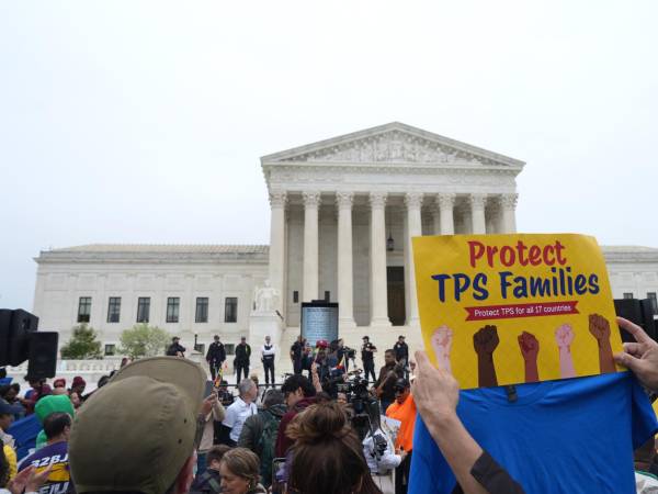 Activistas y jóvenes inmigrantes se manifiestan este martes frente al Tribunal Supremo de Justicia en Washington (EE.UU.).