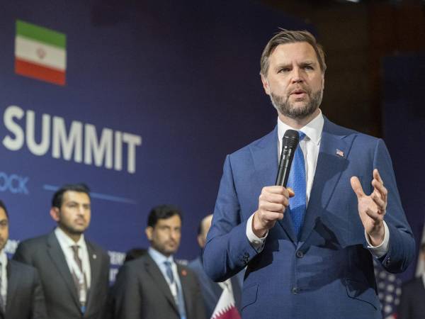 El vicepresidente de EE.UU., JD Vance, el domingo durante las conversaciones entre Estados Unidos e Irán, mediadas por Pakistán y Catar, en la Cumbre del Lago de los Cuatro Cantones en el complejo hotelero de Bürgenstock en Obbuergen, cerca de Lucerna, Suiza.