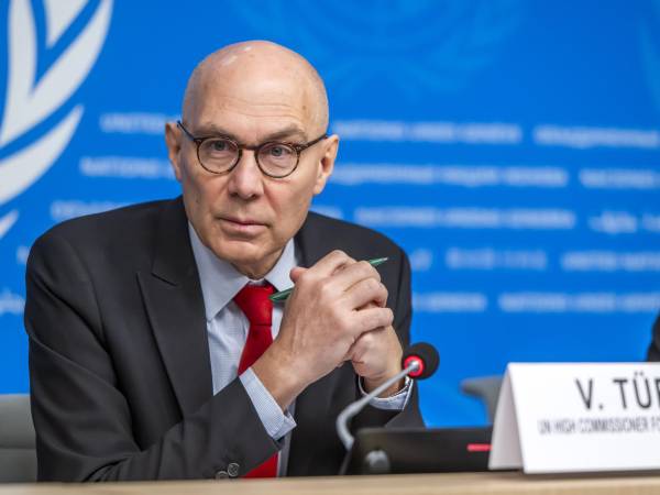El alto comisionado de las Naciones Unidas para los Derechos Humanos, Volker Turk, habla con los medios durante una conferencia de prensa de fin de año en la sede europea de las Naciones Unidas, en Ginebra, Suiza.