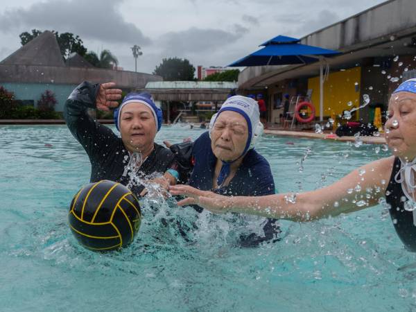 El juego es veloz y las reglas son ignoradas por las integrantes del equipo Ah Ma Flippa Ball en Singapur.