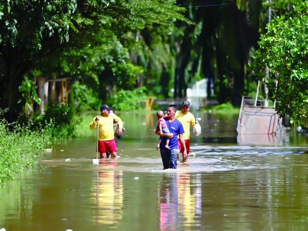 Pobladores de los bajos de El Progreso resienten que la alerta roja para Cortés llegó muy tarde, pues no les avisaron con anticipación sobre el incremento del caudal del río Ulúa.
